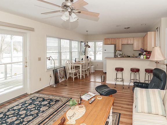 3rd image of 132 Dunkley Ave Unit 4