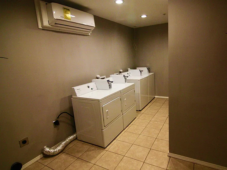 1306 E 11th St #12 — Photo 5