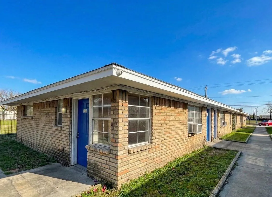 2 bed, 1.0 bath, 720 sqft, $890 — Photo 1