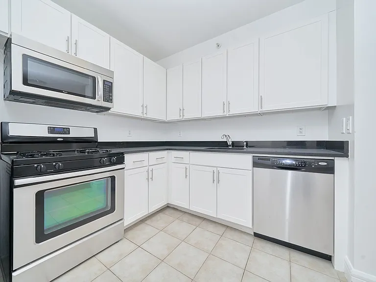 160 Riverside Blvd #12F — Photo 9