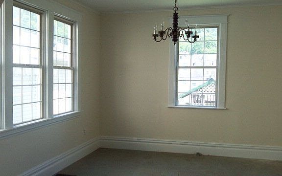 2nd image of 1910 Summit St
