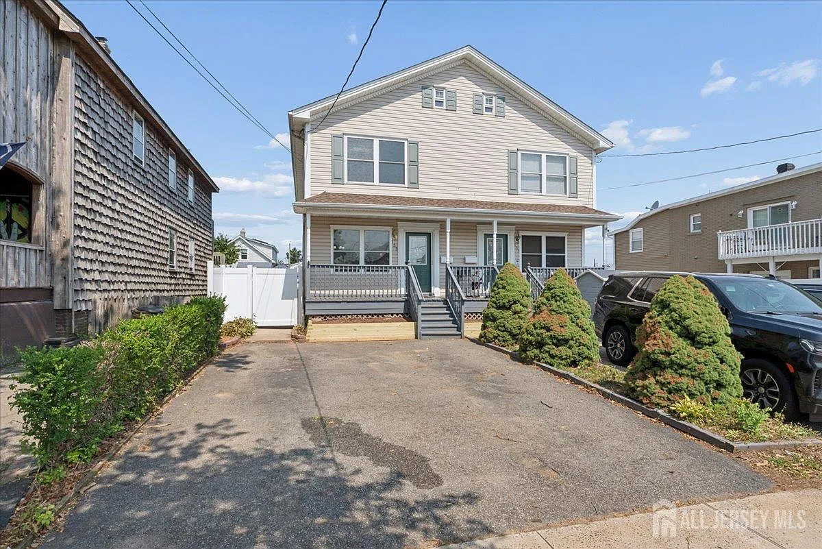 3 bed, 1.5 bath, 1456 sqft, $3,100 — Photo 2