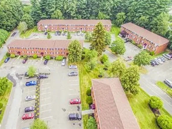 4 Maple Crest Cir APT B, Holyoke, MA 01040