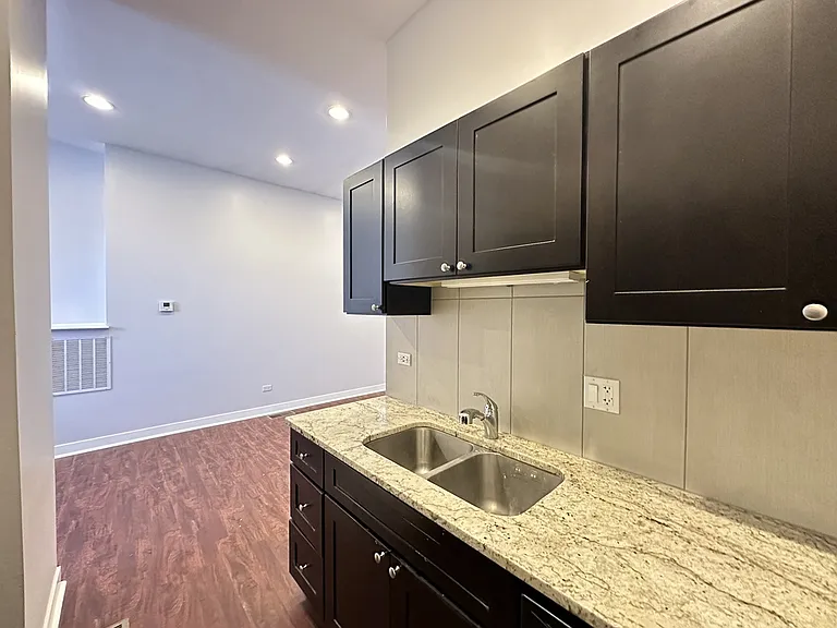 2944 W Montrose Ave #2 — Photo 6