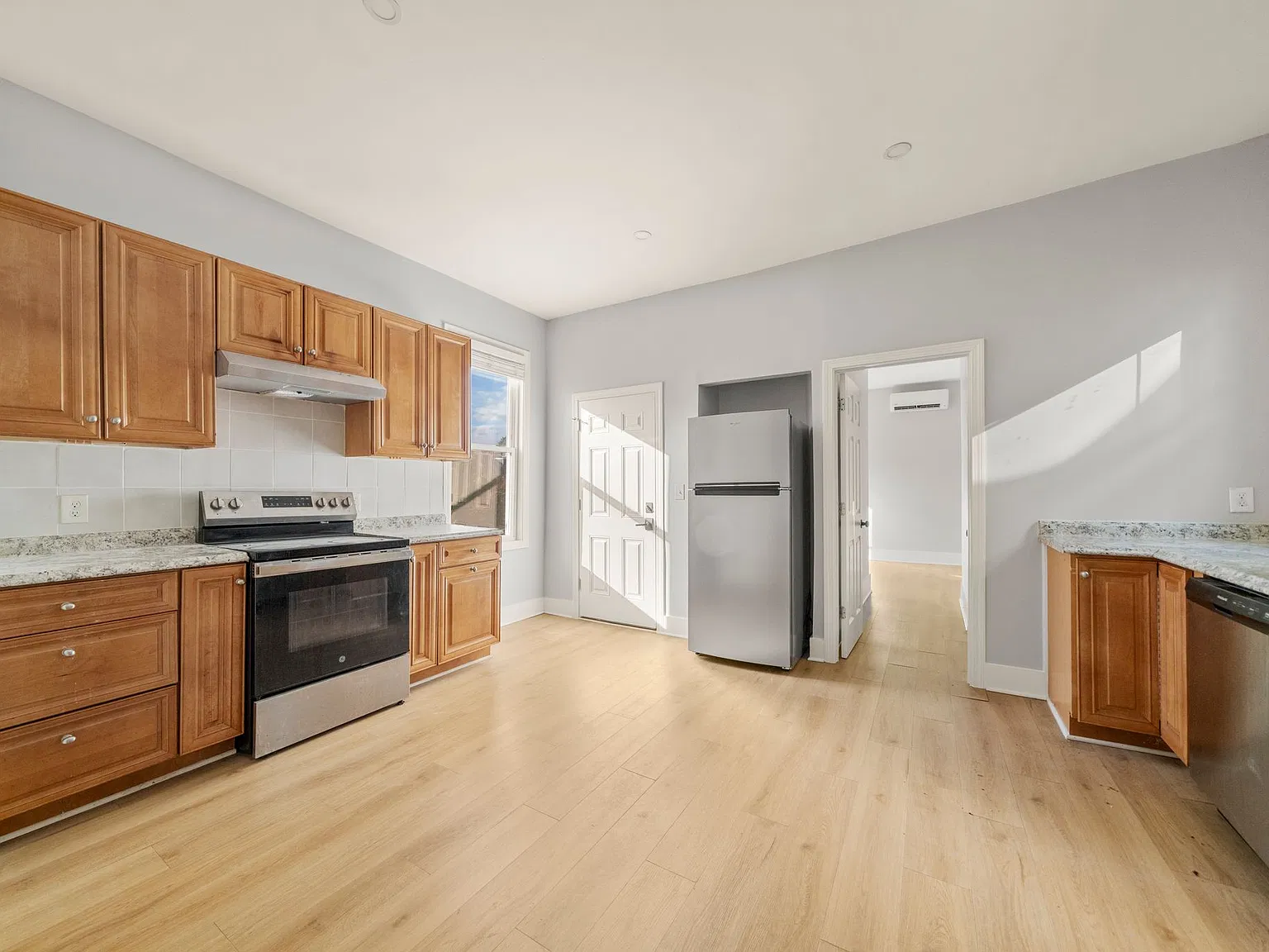 3 bed, 1200 sqft, $3,650 — Photo 3