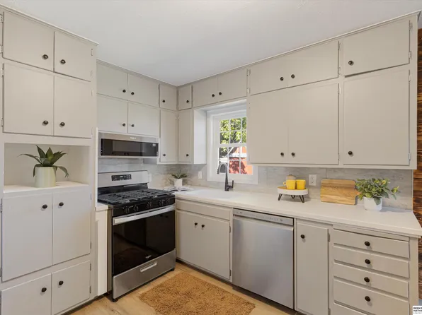 7324 Frederick Ave, La Vista, NE 68128