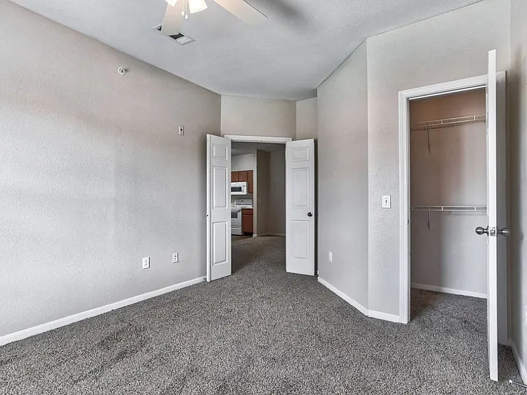 At Vance Jackson, we have all you need to feel right at home. Located in beautiful San Antonio, our prime location is near many restaurants, retail, and much more.