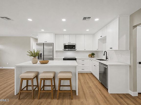 5th image of 641 W EMERALD Avenue