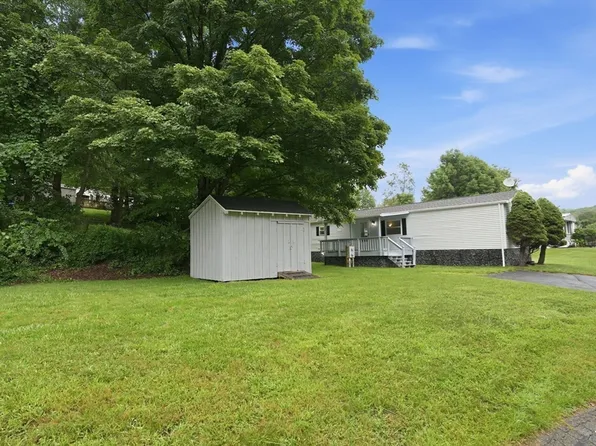59 Willow Ln, Wales, MA 01081