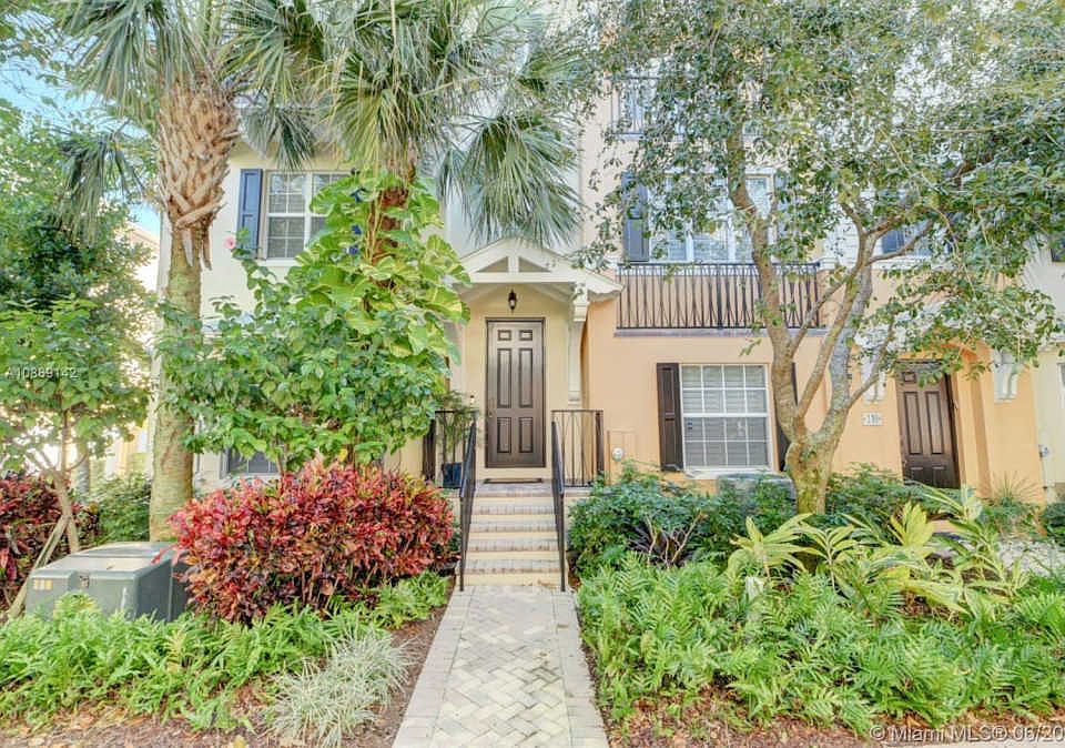 1st image of 306 E Mallory Cir #306