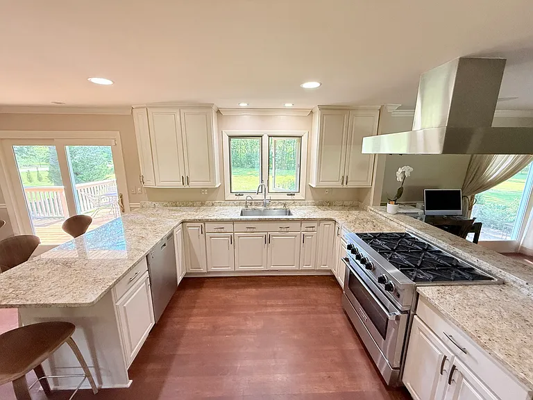 1447 Carol Ln — Photo 11