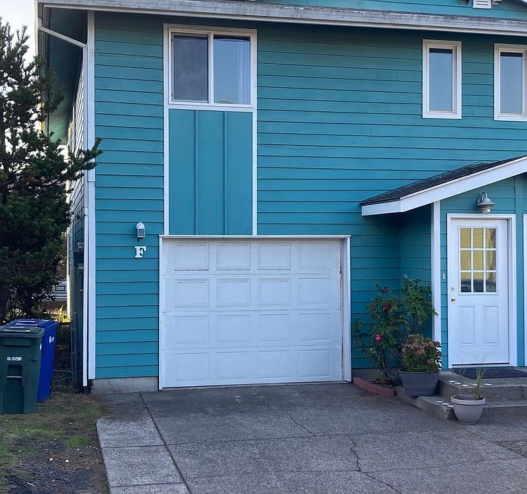 Unit F, 530 SW Fall St, Newport. Townhouse with private separate entrance.