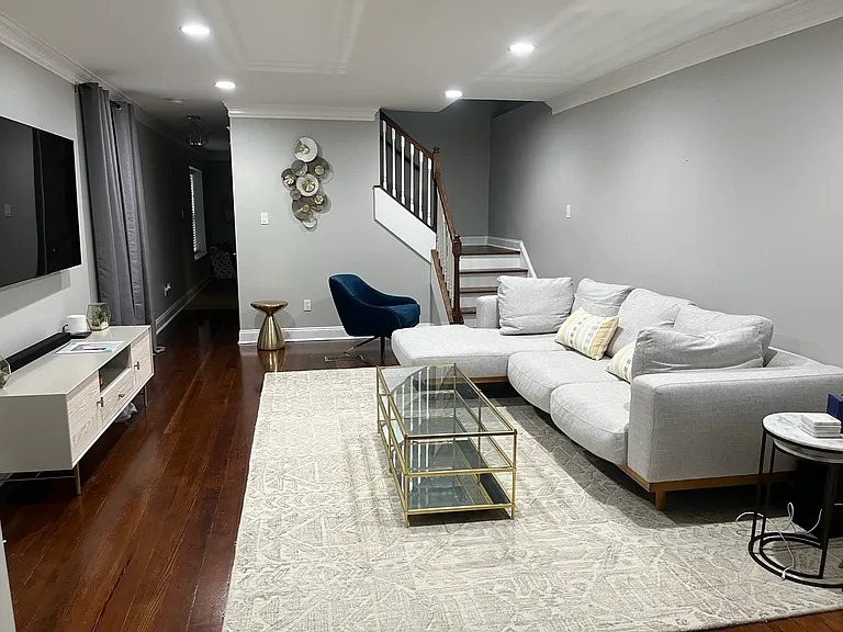 406 Newton St — Photo 5