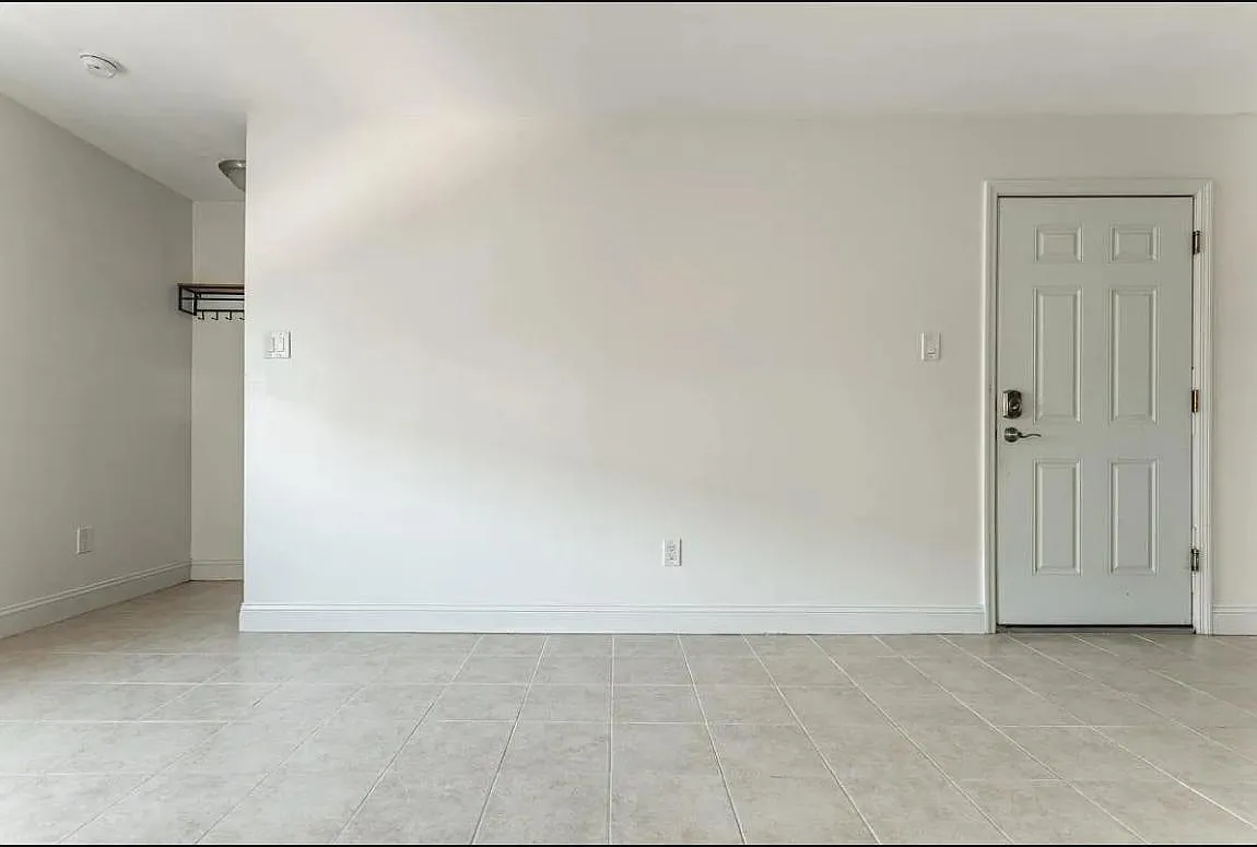 3 bed, 880 sqft, $900 — Photo 2