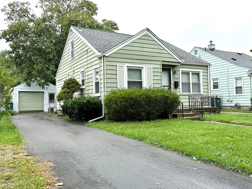 3 bed, 1.0 bath, 797 sqft, $1,700 — Photo 2
