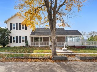 812 2nd St, Center Point, IA 52213