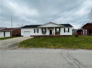 130 Overlook Dr, Hurricane, WV 25526