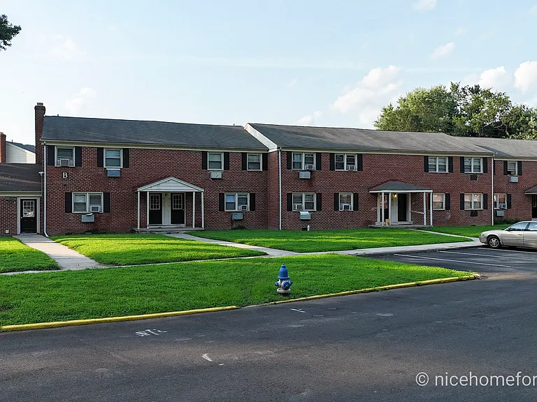 Applegate Apartments - 20 Fort Sumpter — Photo 11