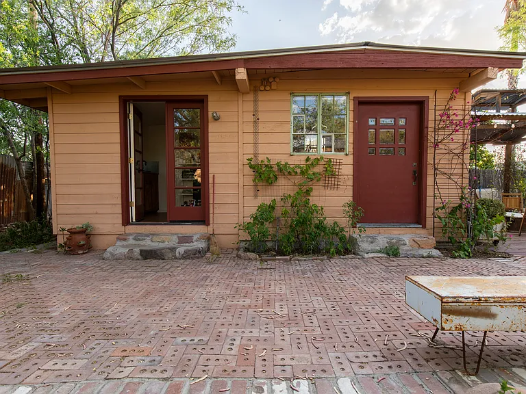 828 S Russell Ave — Photo 2