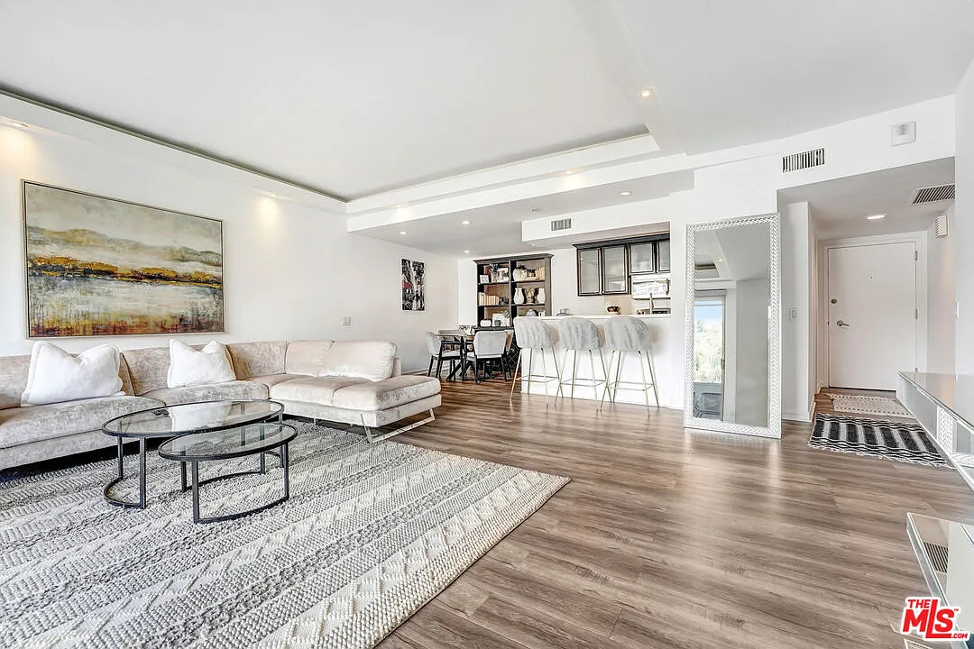 1 bed, 1.5 bath, 998 sqft, $4,200 — Photo 4