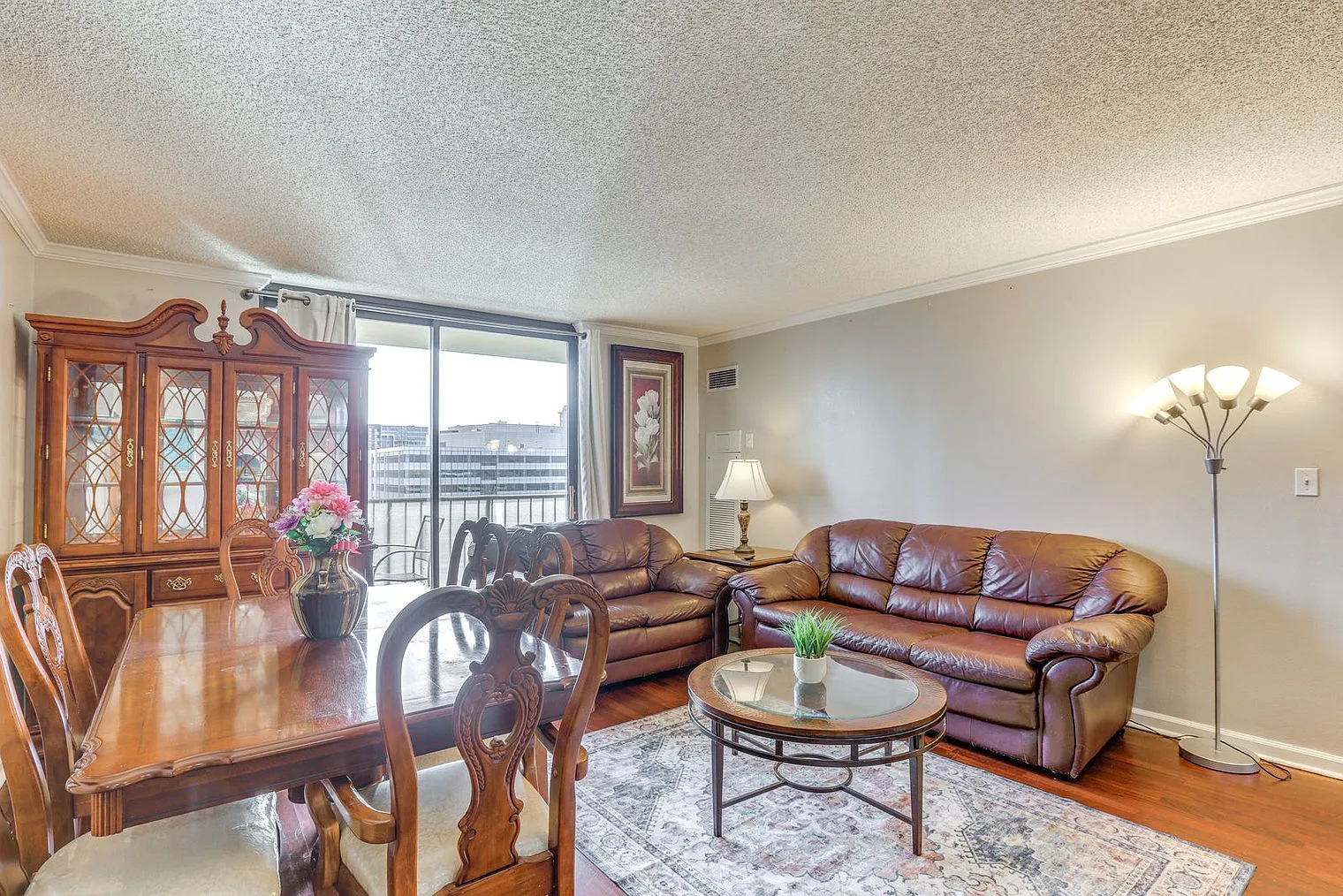 2 bed, 2.0 bath, 990 sqft, $3,612 — Photo 2
