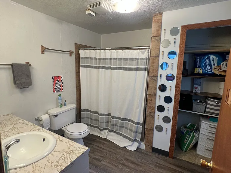 528 Niagara St — Photo 3