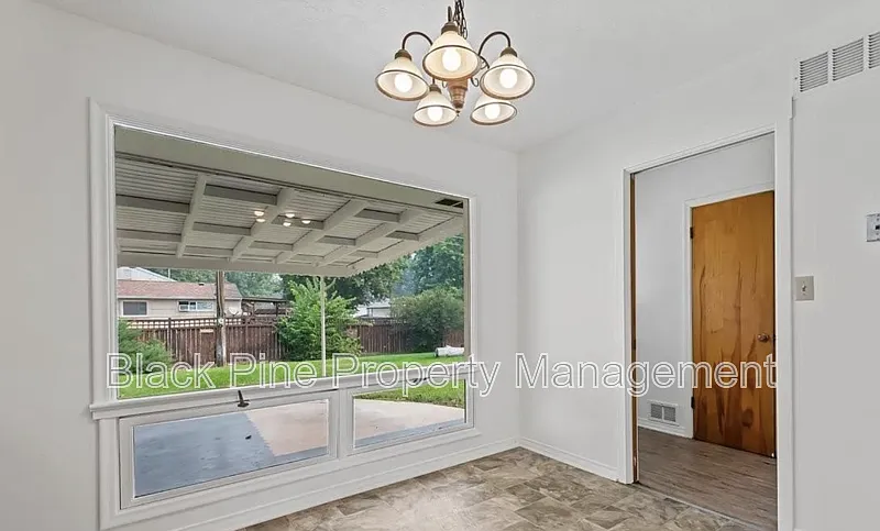 3 bed, 1.5 bath, 1073 sqft, $2,200 — Photo 3