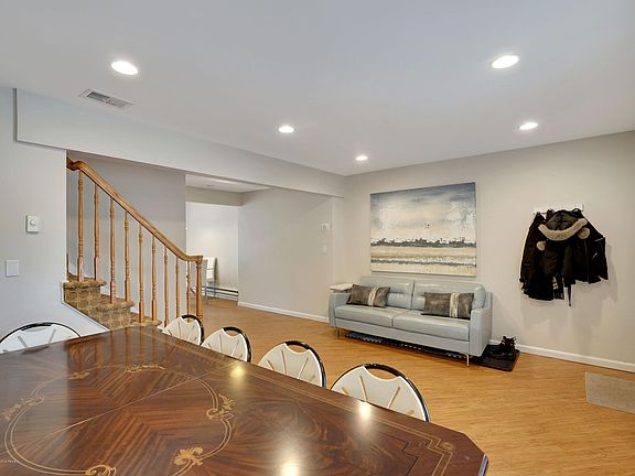 3rd image of 144 Stratford Pl