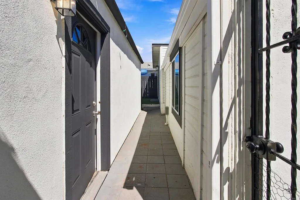 2 bed, 700 sqft, $2,200 — Photo 3