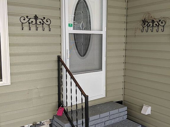 4th image of 100 Eight Iron Cir