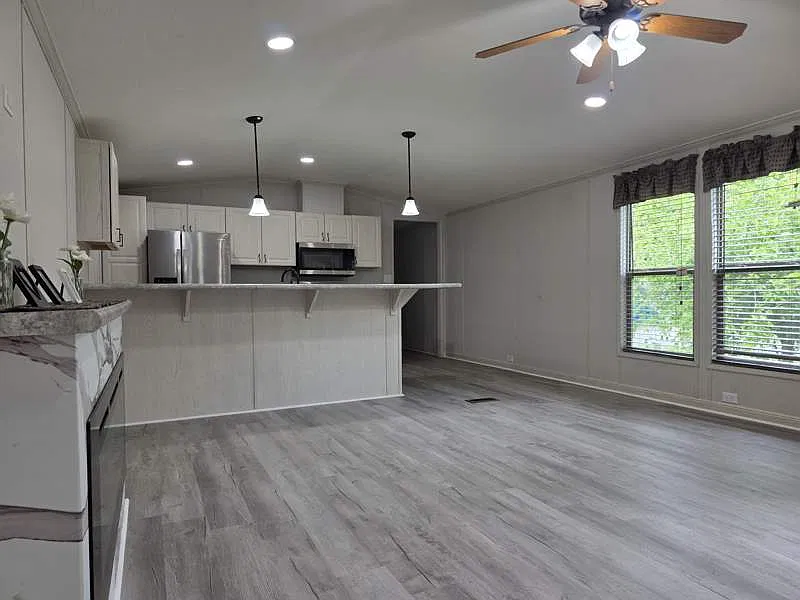 3 bed, 2.0 bath, 1068 sqft, $1,549 — Photo 2