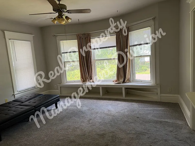 131 S Douglas Ave — Photo 2