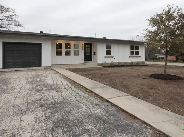 808 W Merriweather St, New Braunfels, TX 78130