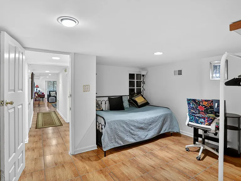 Den/office w/Full Daybed with trundle.