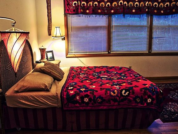 Queen size bed, high ceilings