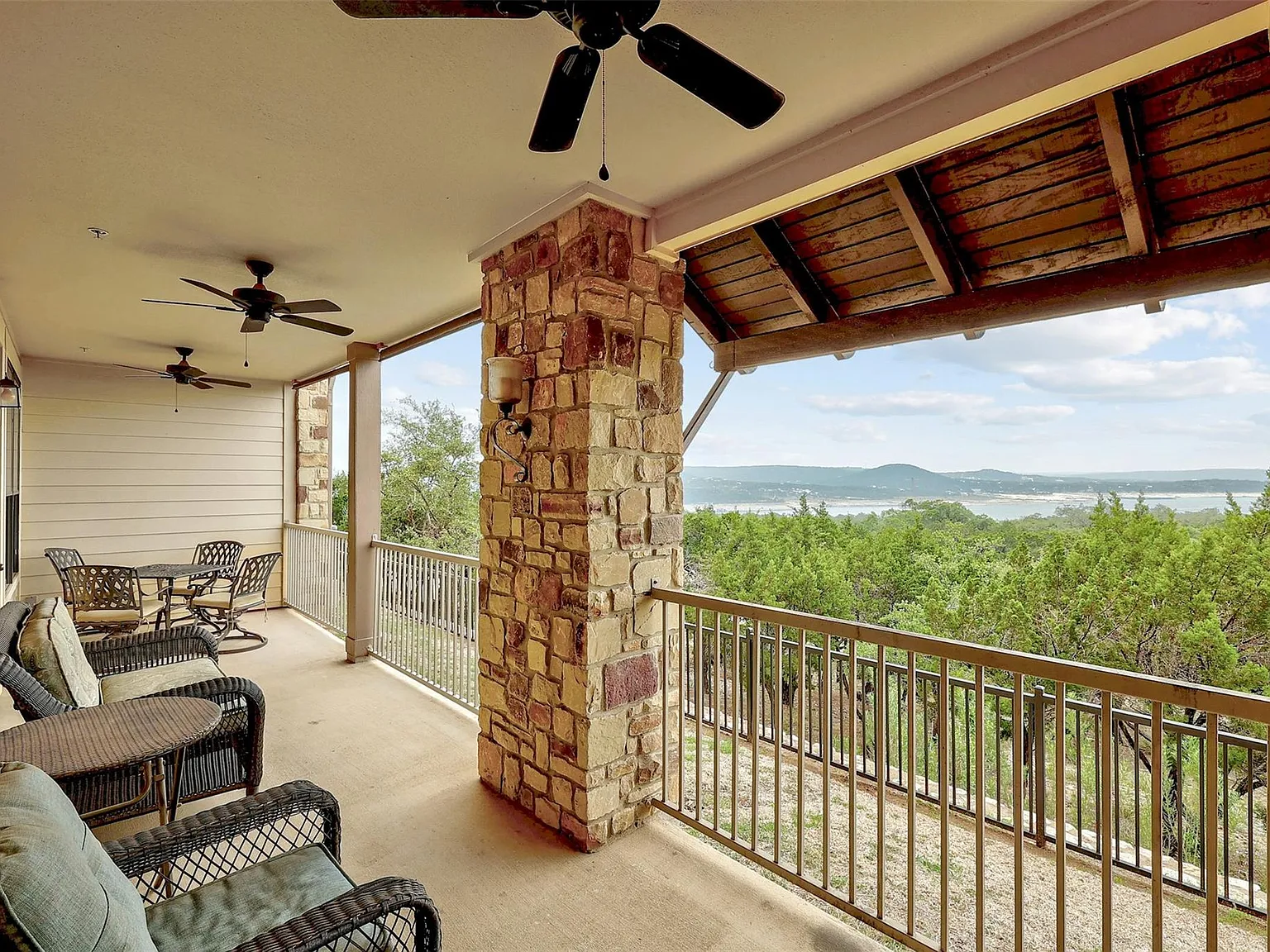 2 bed, 2.0 bath, 1084 sqft, $1,900 — Photo 2