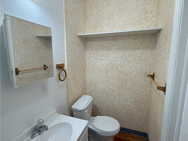 1946 New England St #1/2 — Photo 11