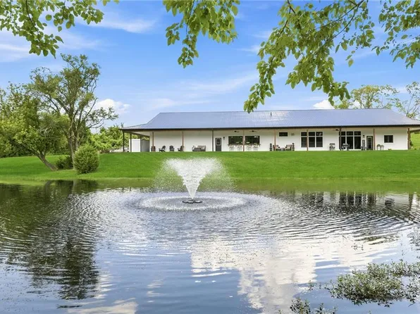 12820 NW Crooked Rd, Kansas City, MO 64152