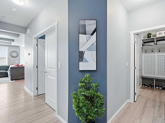 4th image of 206 E Lucas Cres NW