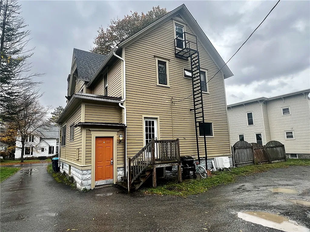 3 bed, 1.0 bath, 861 sqft, $1,600 — Photo 2