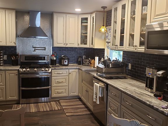 2nd image of 302 Greenwoods Ln
