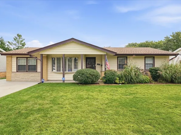 1097 Cypress Ln, Elk Grove Village, IL 60007