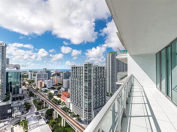 4th image of 92 SW 3rd St #1301