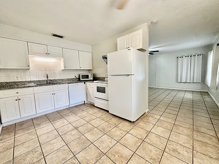 1727 Douglas Ave — Photo 3