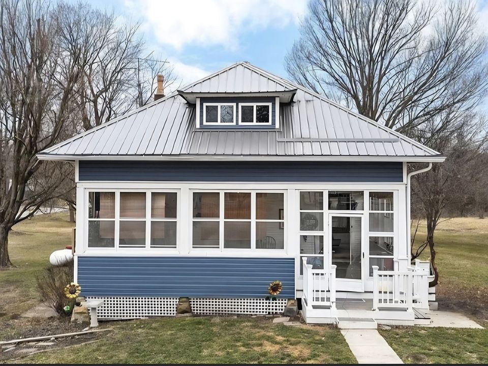 1st image of 102 N Warren St