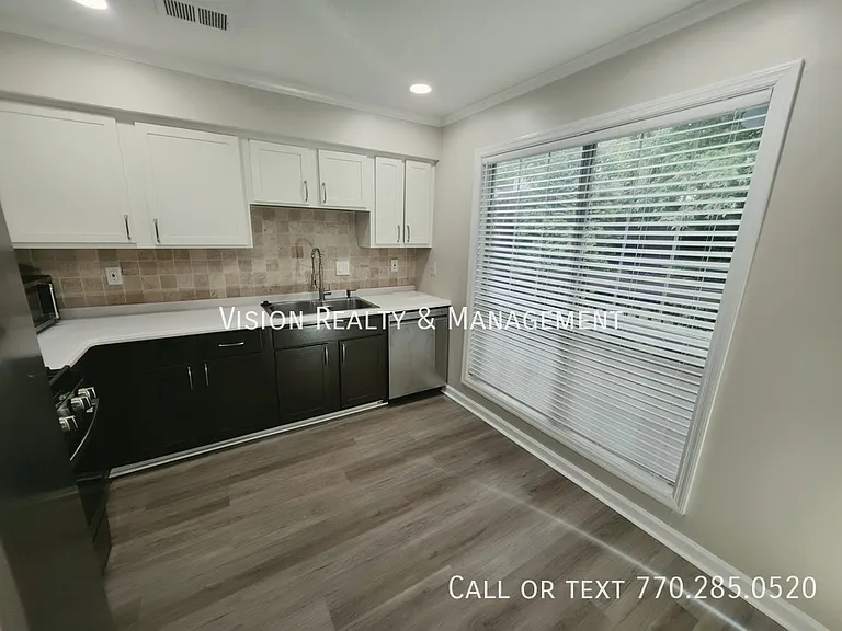 5025 Brittany Dr — Photo 11