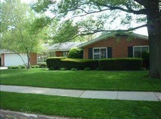 211 Parkview Dr, Bloomington, IL