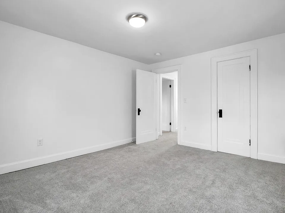 587 S Ogden Ave