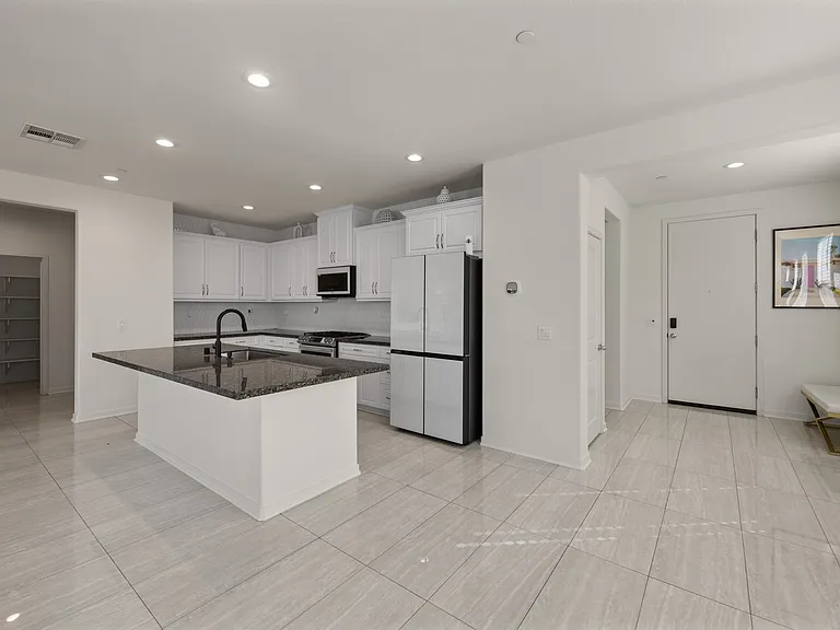 50105 Rocamora St — Photo 4