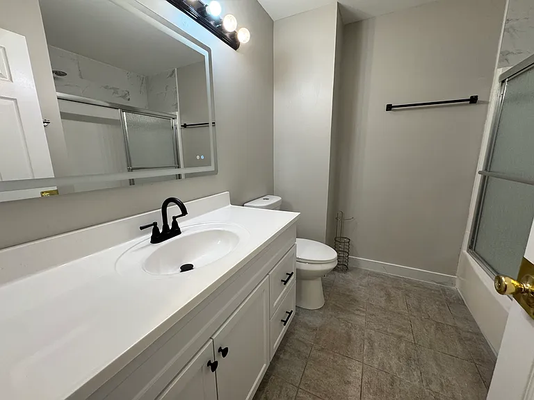407 Trenton Ct — Photo 13